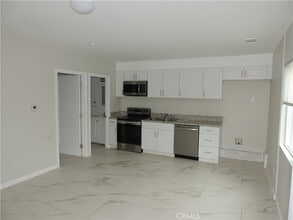 23470 Victory Blvd in Los Angeles, CA - Building Photo - Building Photo