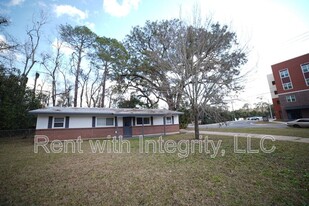 411 Cambridge Dr in Tallahassee, FL - Building Photo