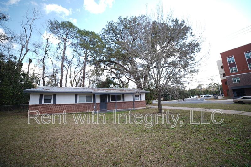 411 Cambridge Dr in Tallahassee, FL - Foto de edificio