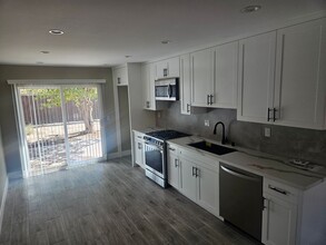 13176 Navajo Rd in Apple Valley, CA - Building Photo - Building Photo