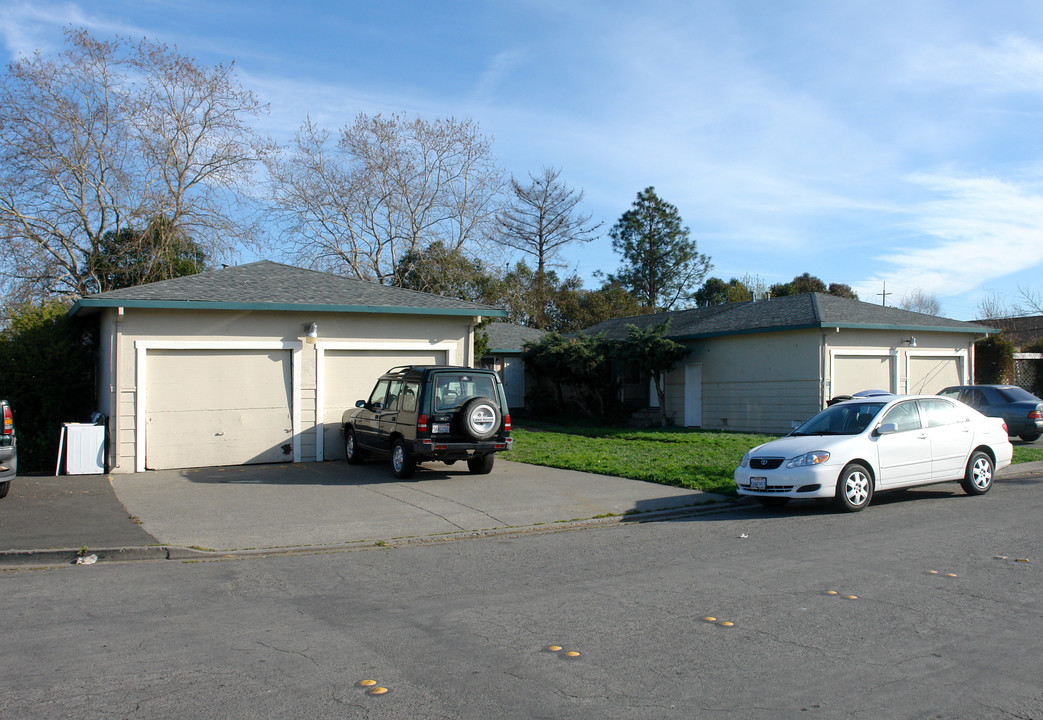 187 Barbara Dr in Santa Rosa, CA - Foto de edificio