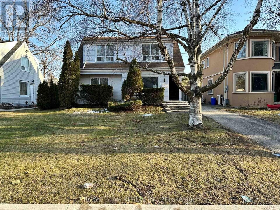 9 Roycrest Ave in Toronto, ON - Building Photo
