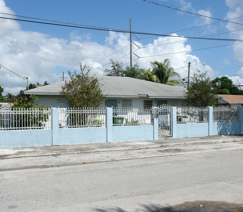 555 NW 77th St in Miami, FL - Foto de edificio