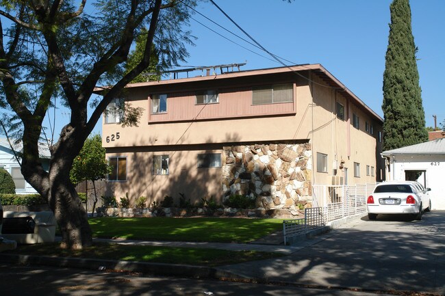 625 E Chestnut St in Glendale, CA - Building Photo - Building Photo