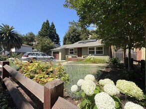 2111 Menalto Ave in Menlo Park, CA - Building Photo - Building Photo