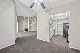 Towne Center Apartments in Dallas, TX - Foto de edificio - Building Photo