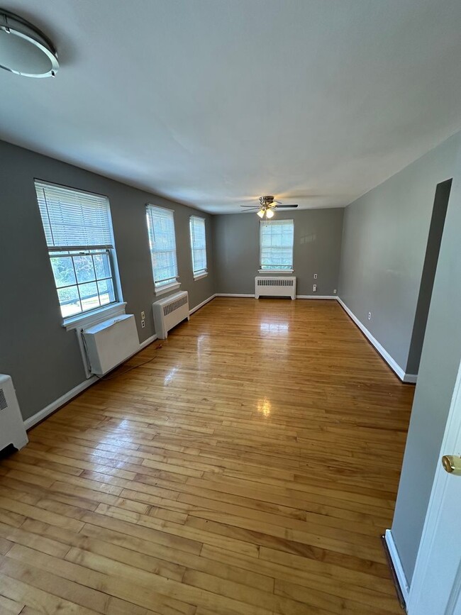 209 W Parkway Ave in Chester, PA - Foto de edificio - Building Photo