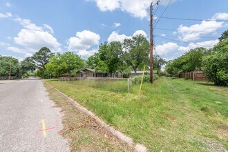 125 Plum St in Luling, TX - Building Photo - Building Photo
