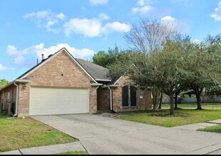19202 Poplar Trails Ln in Tomball, TX - Foto de edificio - Building Photo