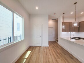 1542 W Tidwell Rd in Houston, TX - Building Photo - Building Photo