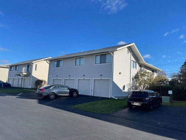 607 Eastbrooke Ln in Rochester, NY - Building Photo - Building Photo