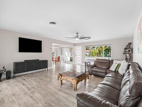 300 SE 10th St in Pompano Beach, FL - Foto de edificio - Building Photo