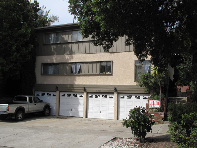 11747 Dorothy St in Los Angeles, CA - Foto de edificio - Building Photo