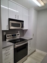 10790 N Kendall Dr, Unit C8 in Miami, FL - Building Photo