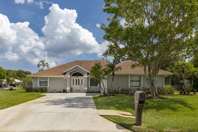 955 SW Sand Oak Dr in Palm City, FL - Foto de edificio - Building Photo