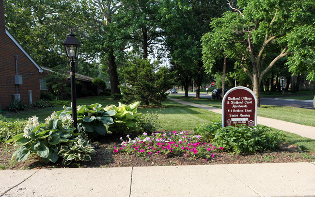 Stafford Village in Columbus, OH - Foto de edificio - Building Photo