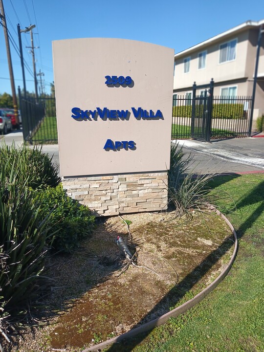 Skyview Villa & Somerset Apartments in Sacramento, CA - Building Photo