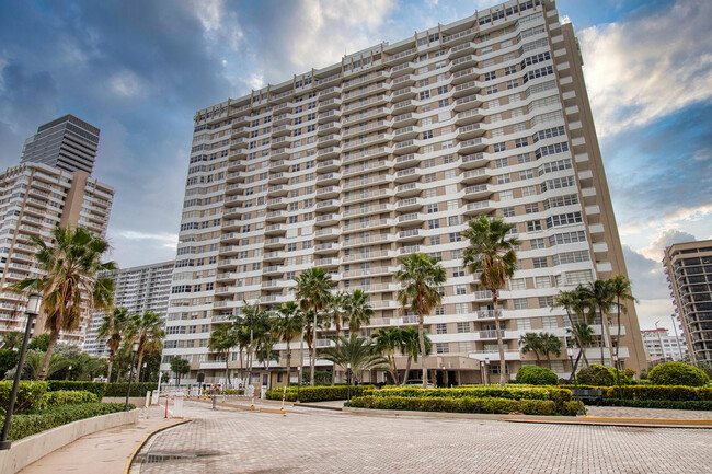 1985 S Ocean Dr in Hallandale Beach, FL - Foto de edificio - Building Photo