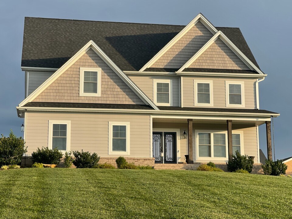 1241 Whispering Springs Ct in Forest, VA - Foto de edificio