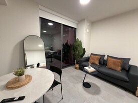 121 NE 5th St in Miami, FL - Building Photo