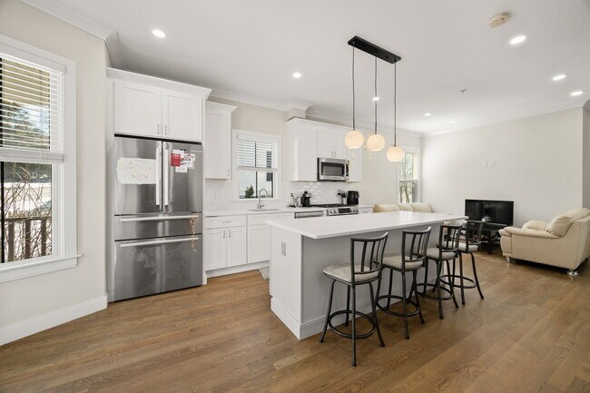 153 Foster St, Unit 1 in Boston, MA - Building Photo - Building Photo