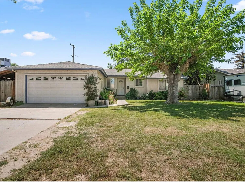516 Ribier Ave in Modesto, CA - Foto de edificio