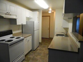 Creekside Villa Apartments in Gresham, OR - Building Photo - Building Photo