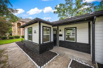 4626 Holly St in Bellaire, TX - Building Photo - Building Photo