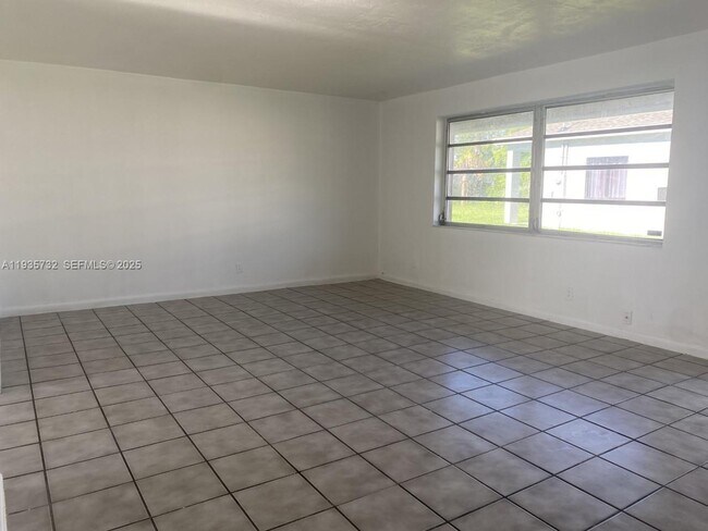 5904 SW 27th St in West Park, FL - Foto de edificio - Building Photo