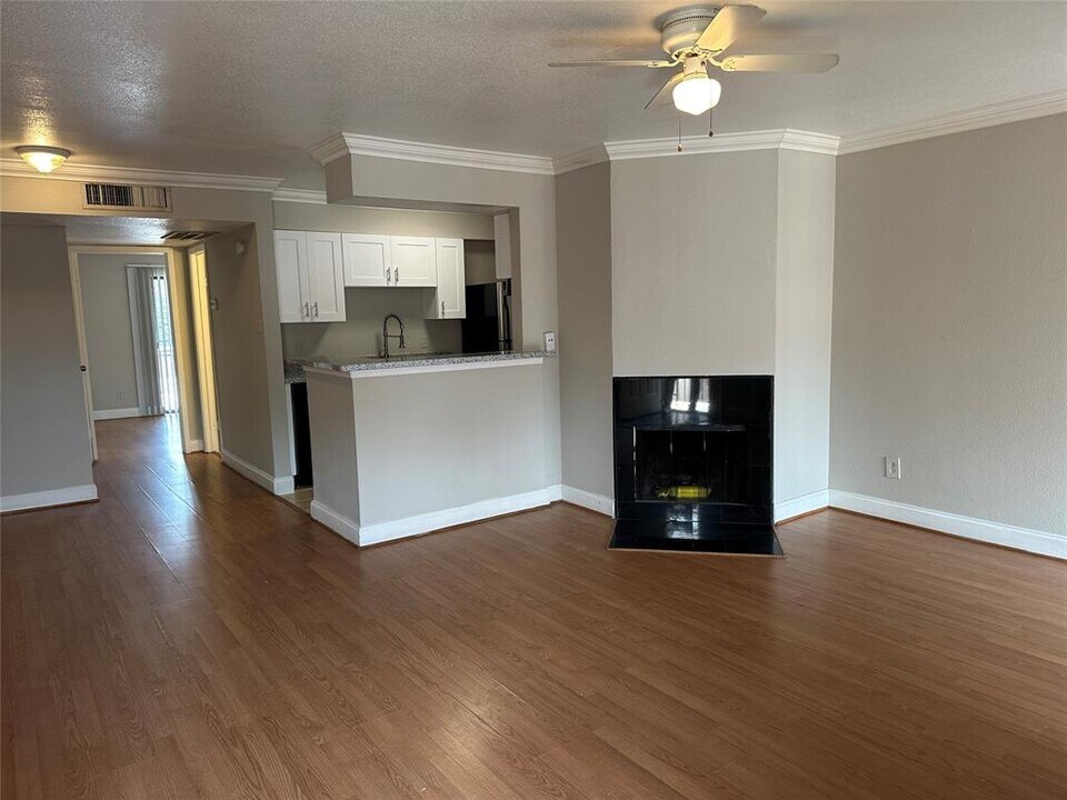 10100 S Gessner Rd in Houston, TX - Building Photo