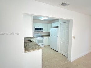 881 W 37th St in Hialeah, FL - Building Photo - Building Photo