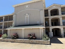 7039 Kingston Cove Ln in Willis, TX - Building Photo