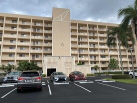 7076 Huntington Ln in Delray Beach, FL - Building Photo