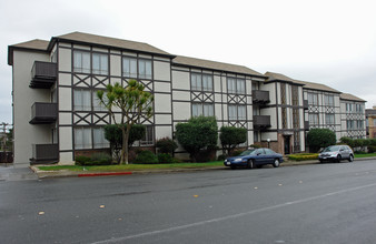 Eastmoor Apartments in Daly City, CA - Foto de edificio - Building Photo