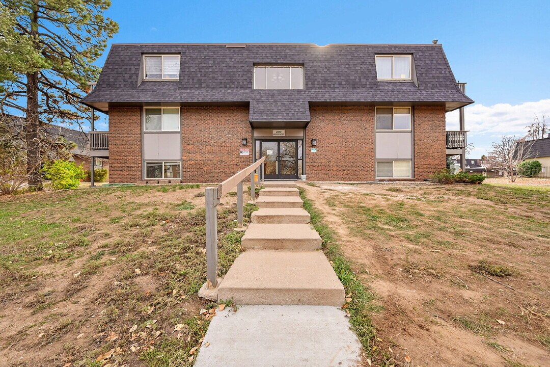 209 E Highline Cir in Centennial, CO - Building Photo