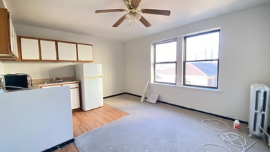 3933 N Clarendon Ave, Unit 203 in Chicago, IL - Foto de edificio - Building Photo