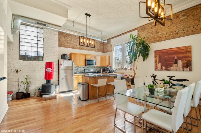 2048 W Evergreen Ave in Chicago, IL - Building Photo - Building Photo