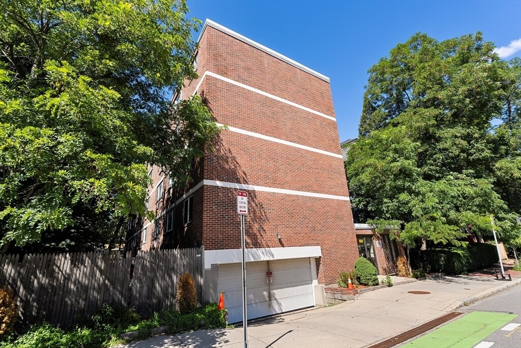 1691 Cambridge St in Cambridge, MA - Building Photo