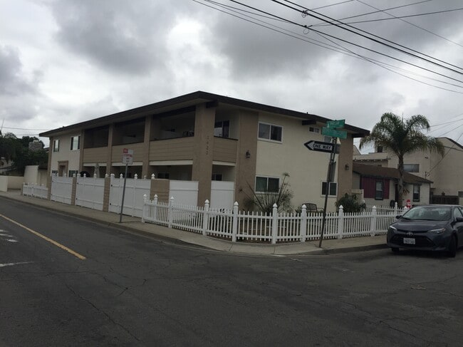 property at 2422 Huntington Ln