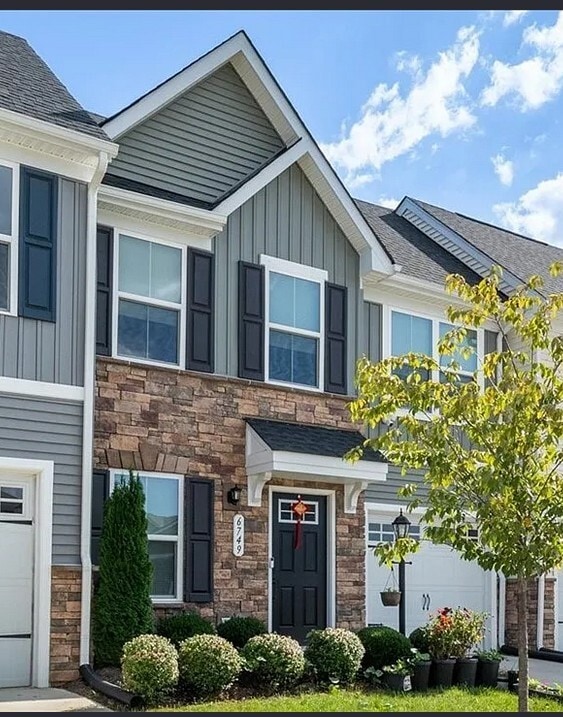 6749 Edith Oaks Wy in Richmond, VA - Foto de edificio - Building Photo