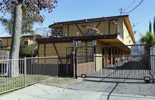 Lugo Courtyard in San Bernardino, CA - Foto de edificio - Building Photo