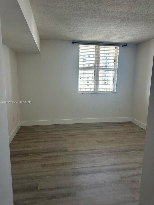 117 NW 42nd Ave in Miami, FL - Foto de edificio - Building Photo