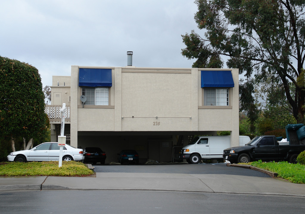 235 W Kalmia St in Fallbrook, CA - Building Photo