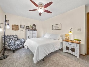 Sun Prairie & Vista Court in West Des Moines, IA - Foto de edificio - Building Photo