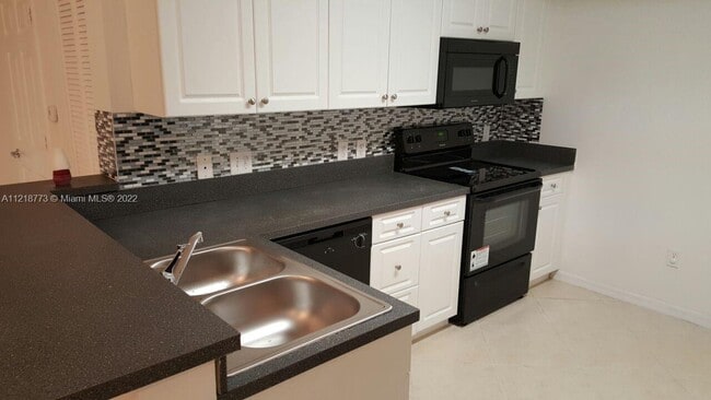 155 NW 96th Ter, Unit 104 in Pembroke Pines, FL - Building Photo - Building Photo