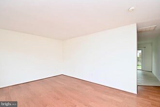 13703 Pennsboro Dr in Chantilly, VA - Foto de edificio - Building Photo