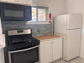 1310 Harris Way in Galveston, TX - Foto de edificio - Building Photo