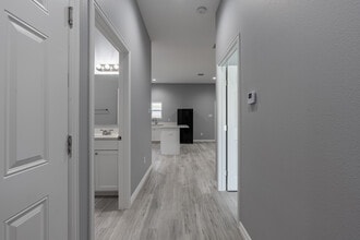 Hampton Road Duplexes in Dallas, TX - Building Photo - Interior Photo