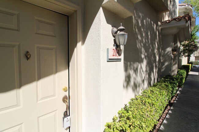 1300 Red Gable Ln in Las Vegas, NV - Building Photo - Building Photo