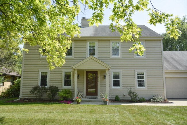 7825 W Puetz Rd in Franklin, WI - Building Photo - Building Photo